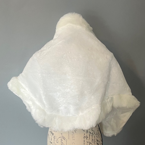 NIP Elegant White Faux Fur Shawl - Picture 3 of 3